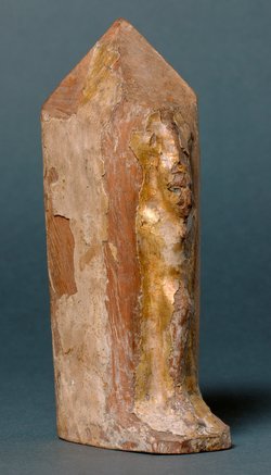 Obeliskenförmiger Behälter mit Osirisfigur