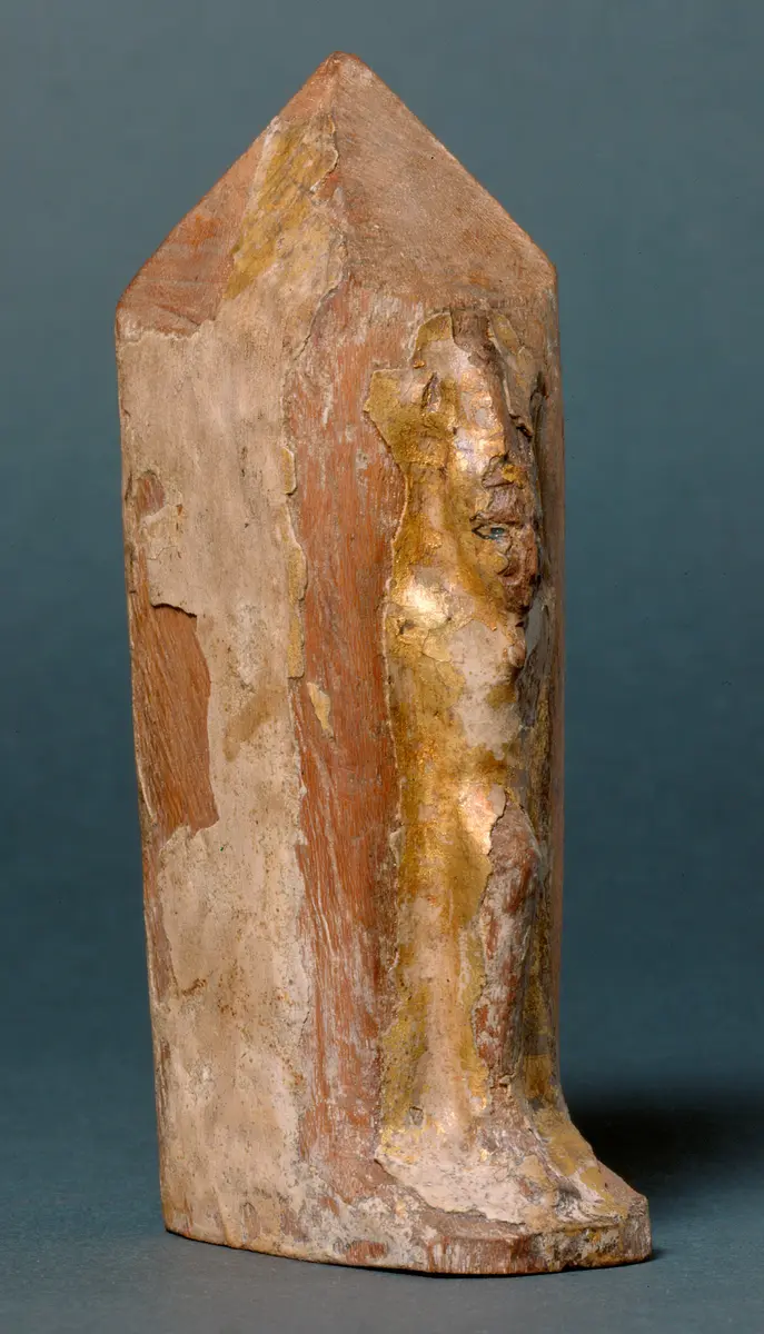 Obeliskenförmiger Behälter mit Osirisfigur