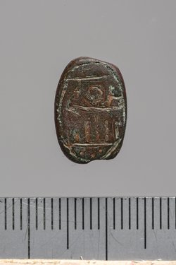 Skaraboidförmiges Amulett mit Inschrift