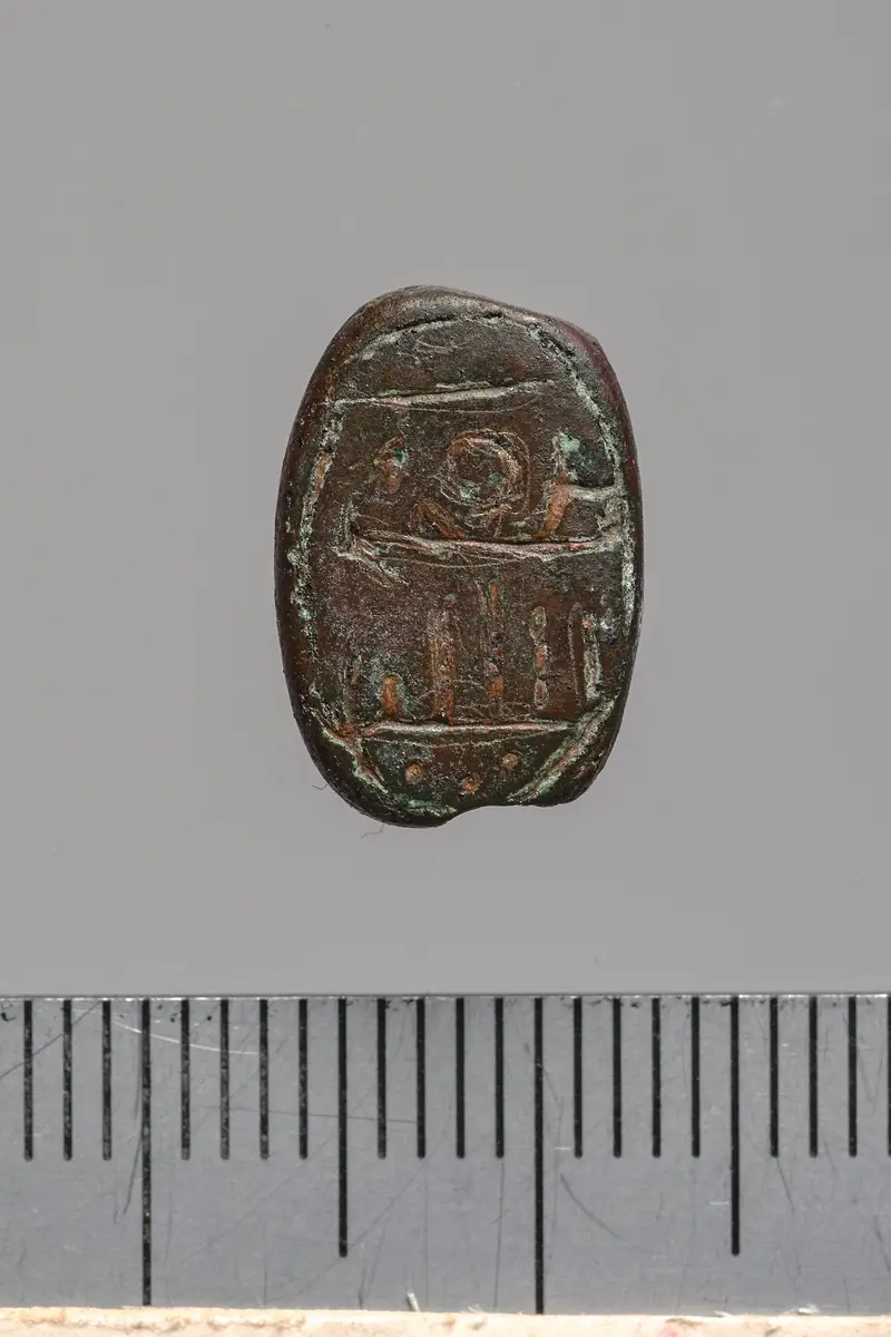 Skaraboidförmiges Amulett mit Inschrift