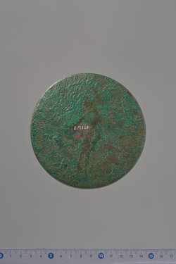 Teile eines Klappspiegels: Deckel mit Reliefapplik (siegreicher Reiter), Unterteil