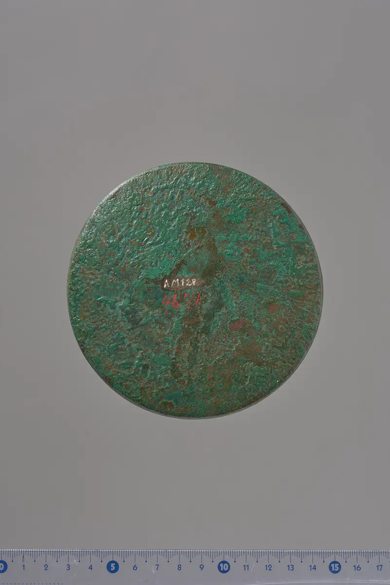 Teile eines Klappspiegels: Deckel mit Reliefapplik (siegreicher Reiter), Unterteil