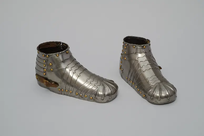 Ein Paar Eisenschuhe