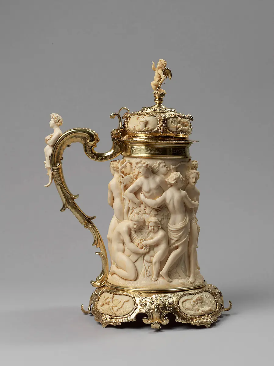 Deckelhumpen aus Elfenbein mit Bacchanal und mythologischen Szenen
