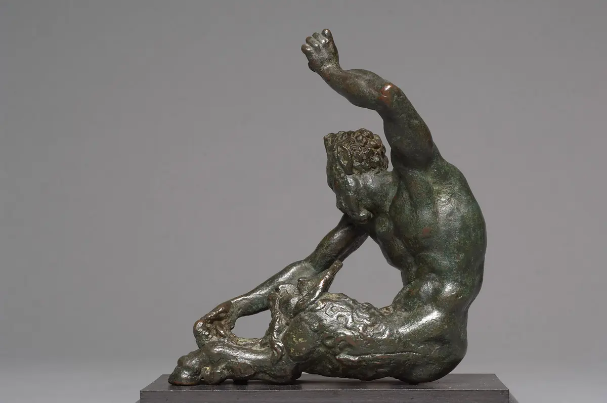 Öllampe (?) in Gestalt eines sitzenden Satyrs mit Maskeron