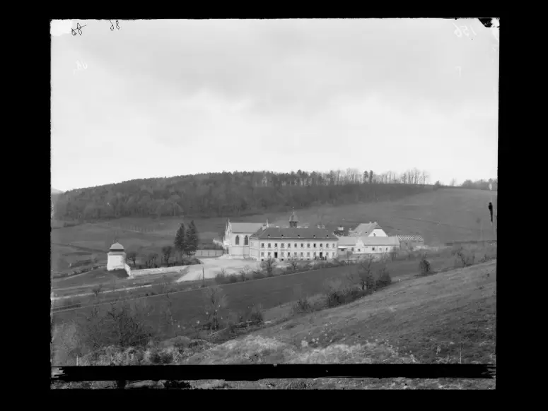 Schloss Mayerling und Kirche Unserer Lieben Frau vom Berge Karmel und Karmel St. Josef