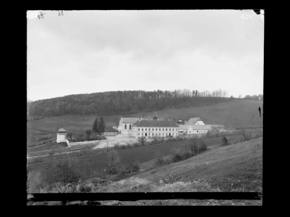 Schloss Mayerling und Kirche Unserer Lieben Frau vom Berge Karmel und Karmel St. Josef