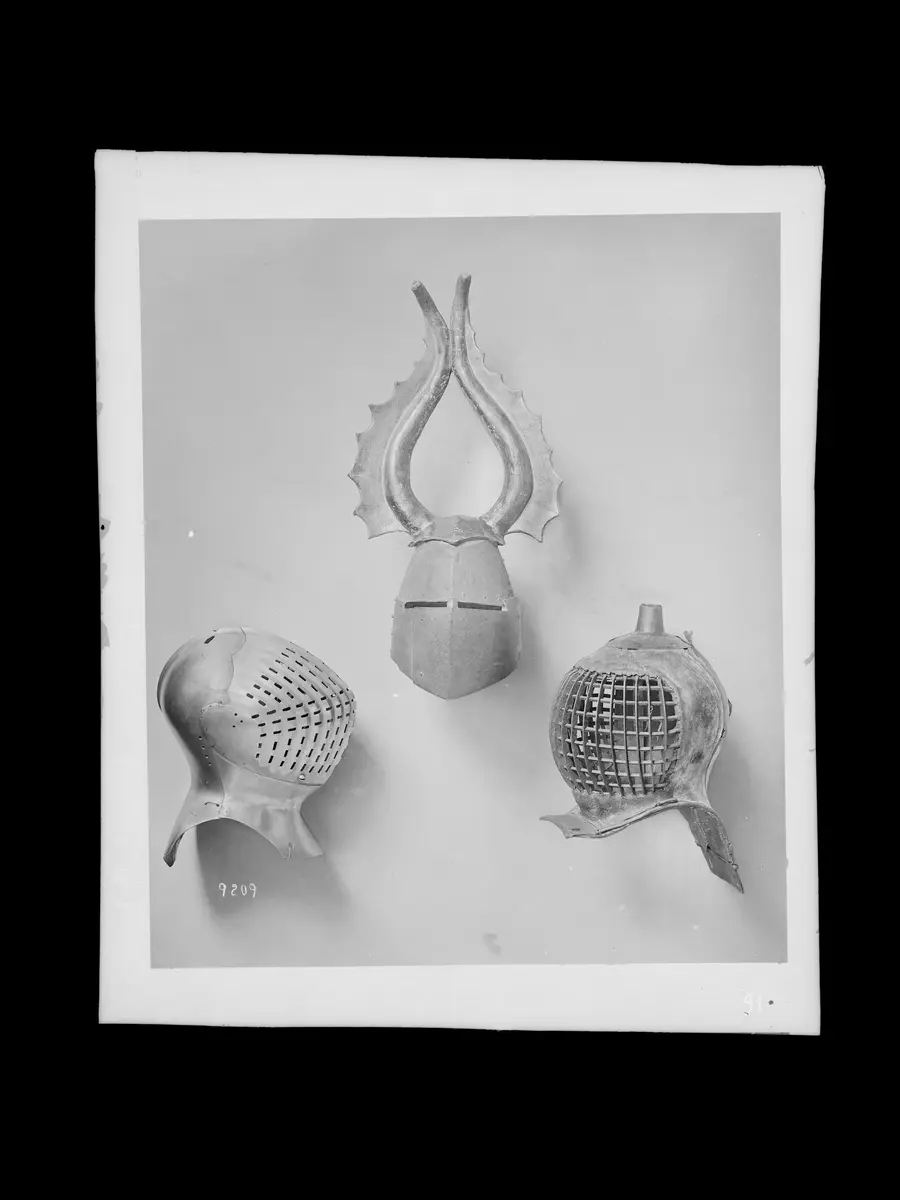 Fußkampfhelm; sog. Topfhelm mit Zimier; Kolbenturnierhelm