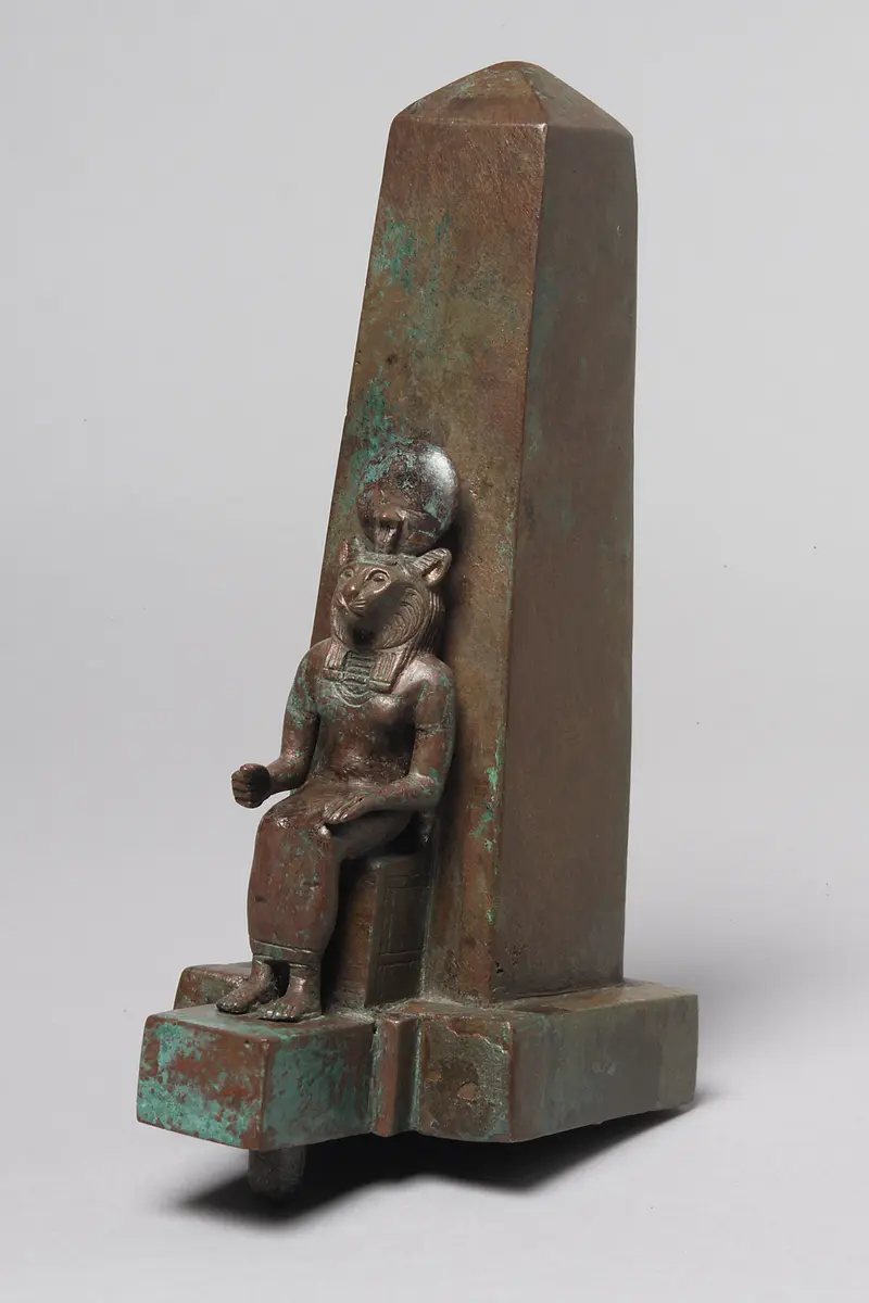 Obelisk mit löwenköpfiger Göttin