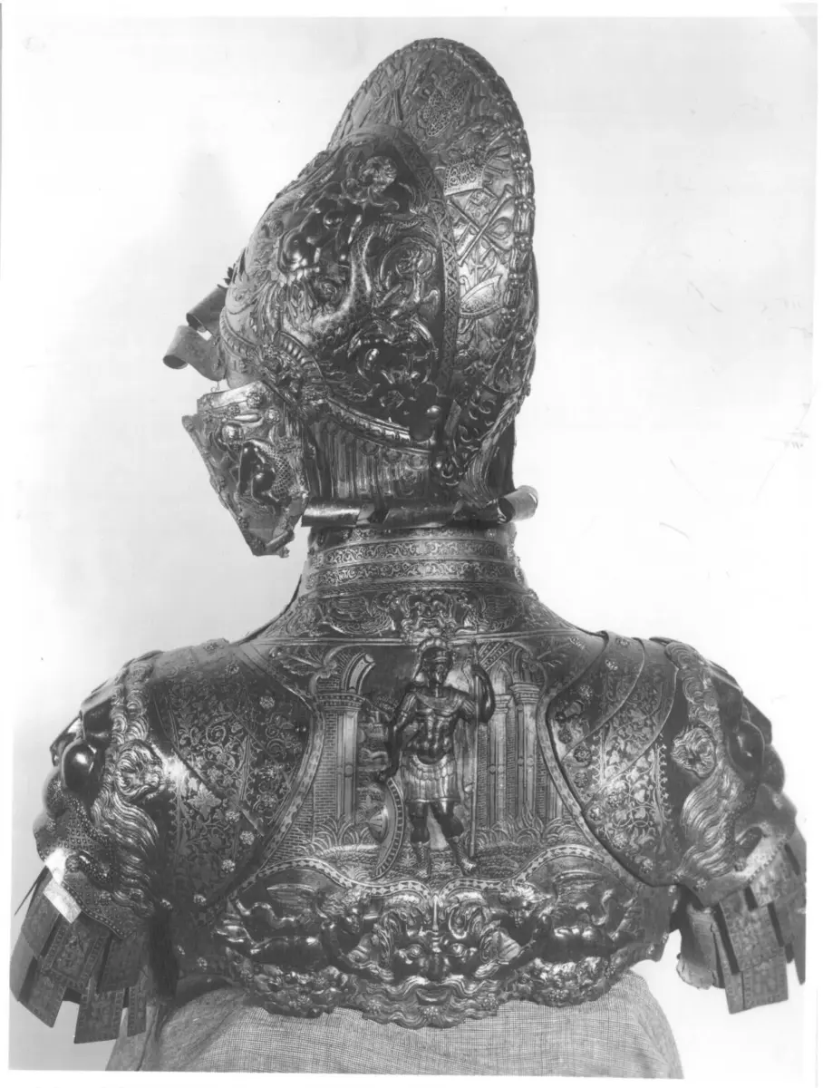 Brustharnisch mit Helm Rückseite