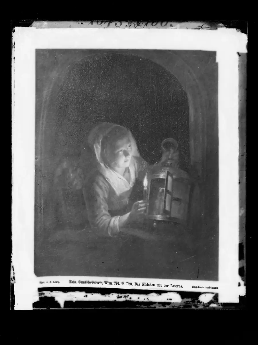 Mädchen am Fenster mit Laterne