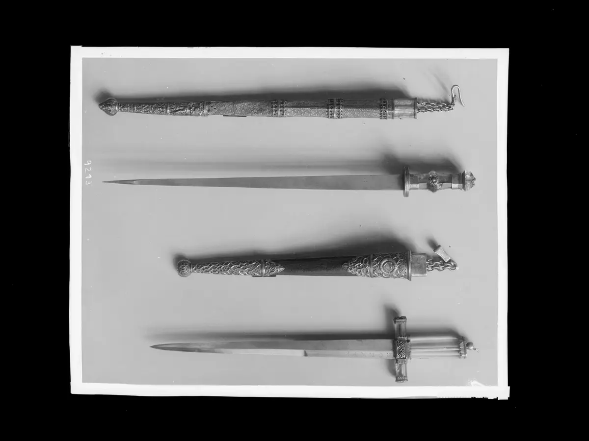 Dolch mit Scheide; Dolch samt Scheide und kleinem Messer zur “Deutschen Rüstung”