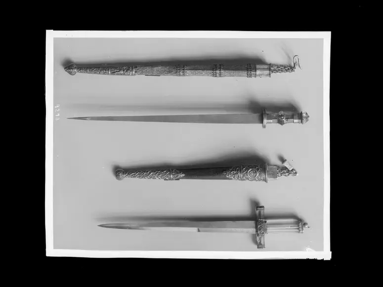 Dolch mit Scheide; Dolch samt Scheide und kleinem Messer zur “Deutschen Rüstung”