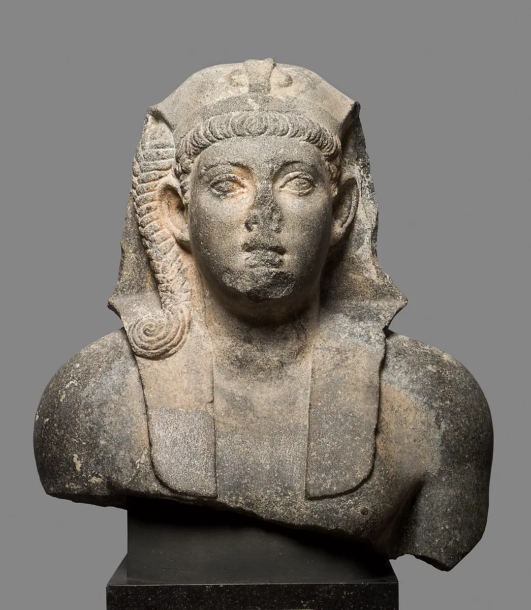 Büste einer Kolossalstatue eines jugendlichen Königs (Prinzen)