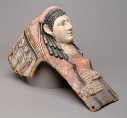 Kartonagemaske einer weiblichen Mumie