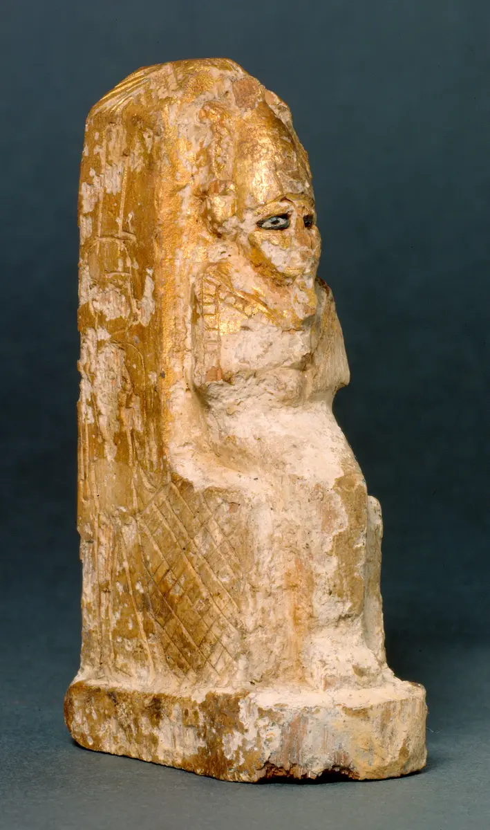 Obeliskenförmiger Behälter mit Osirisfigur