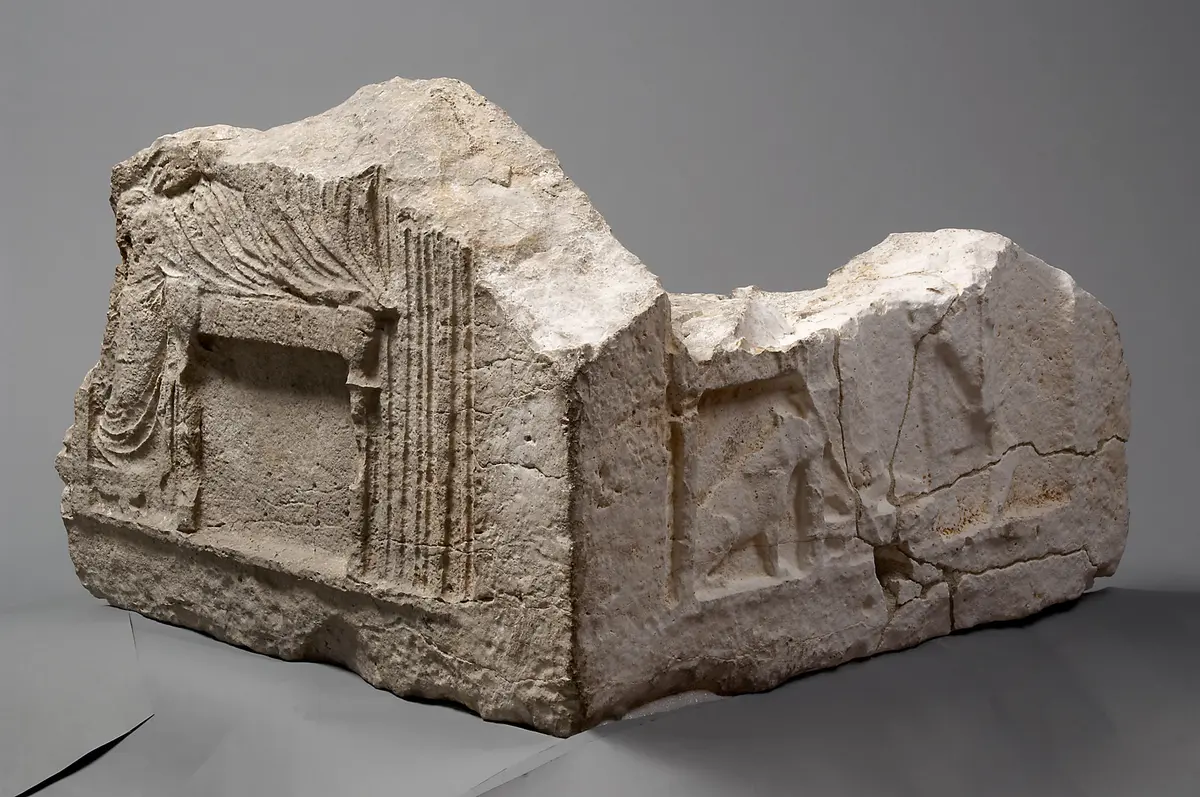 Fragment des Sarkophagkastens