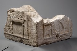 Fragment des Sarkophagkastens