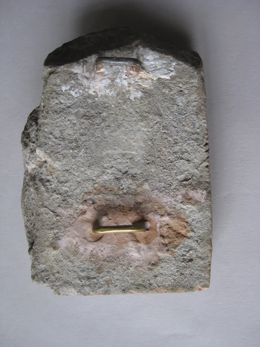 Fragment einer Krönung mit Theatermasken im Bogenfries: Maske und Teil eines Bogens