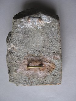 Fragment einer Krönung mit Theatermasken im Bogenfries: Maske und Teil eines Bogens