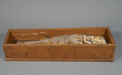 Unterteil des Kastensarges des An-em-her mit Mumie und Teilkartonage