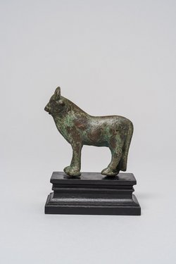 Stehender Apis-Stier