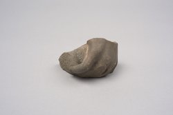 Fragmente einer Statuettengruppe: Jünglingsraubende Sphinx