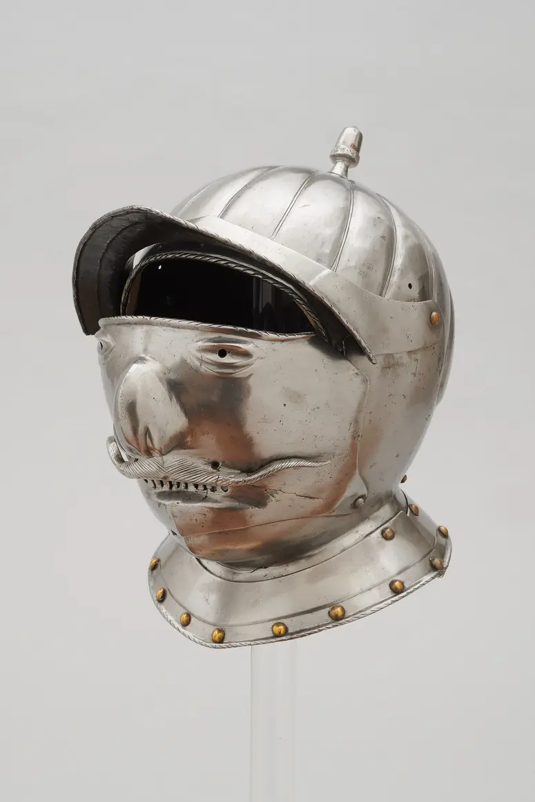 Mantelhelm mit Maskenvisier und Stirnschirm