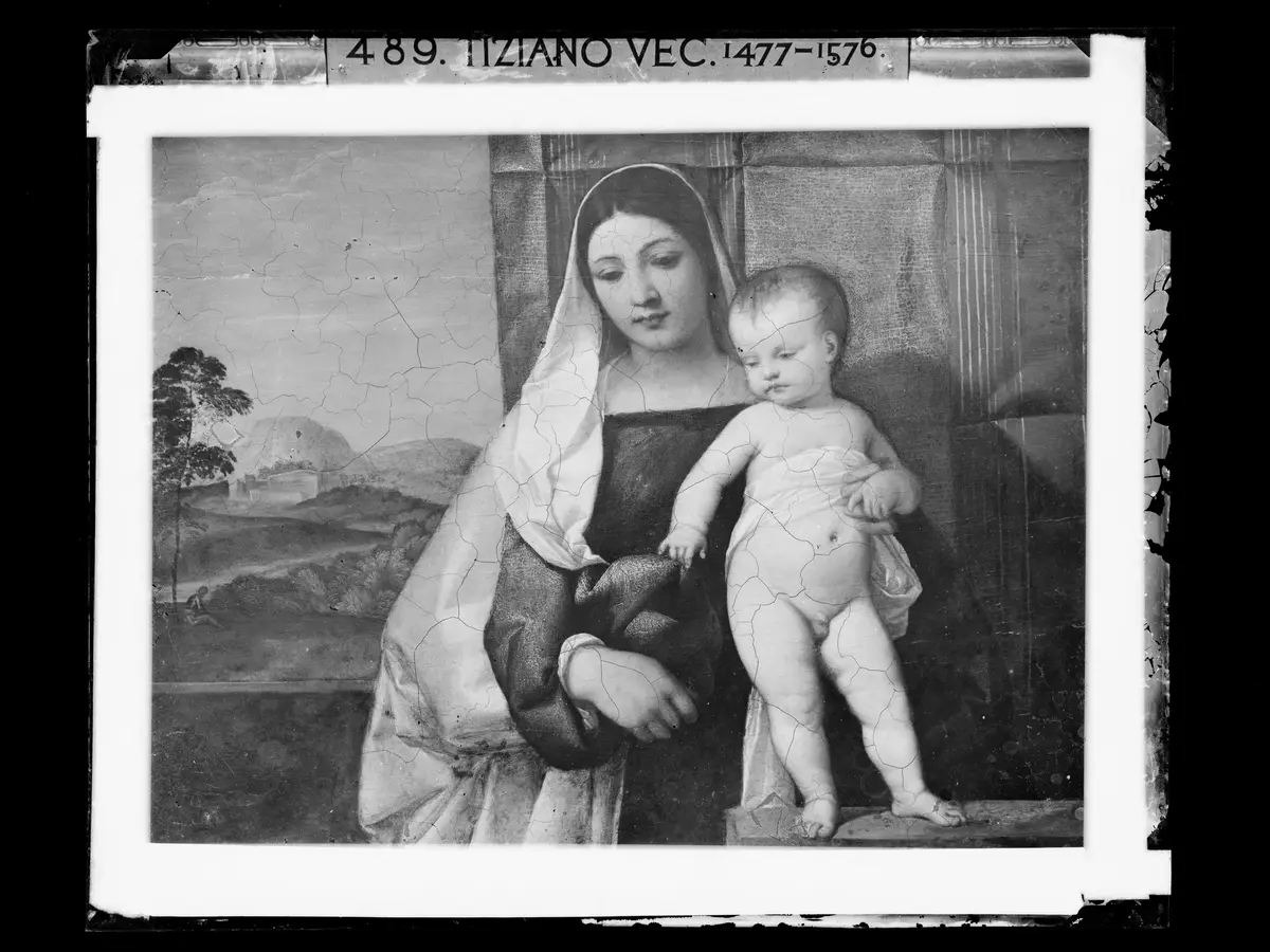 Madonna mit Kind vor buntem Ehrentuch
