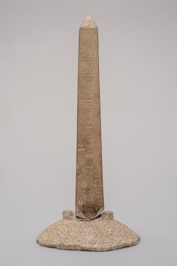 Modell eines Obelisken mit Fantasiehieroglyphen