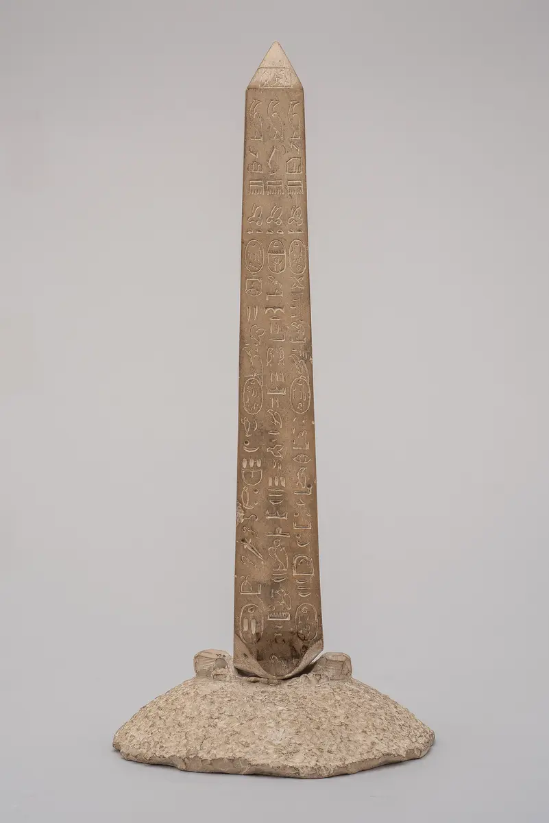 Modell eines Obelisken mit Fantasiehieroglyphen
