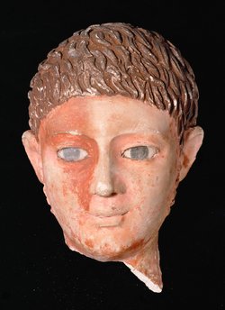 Kopf vom Stucksarg eines jungen Mannes