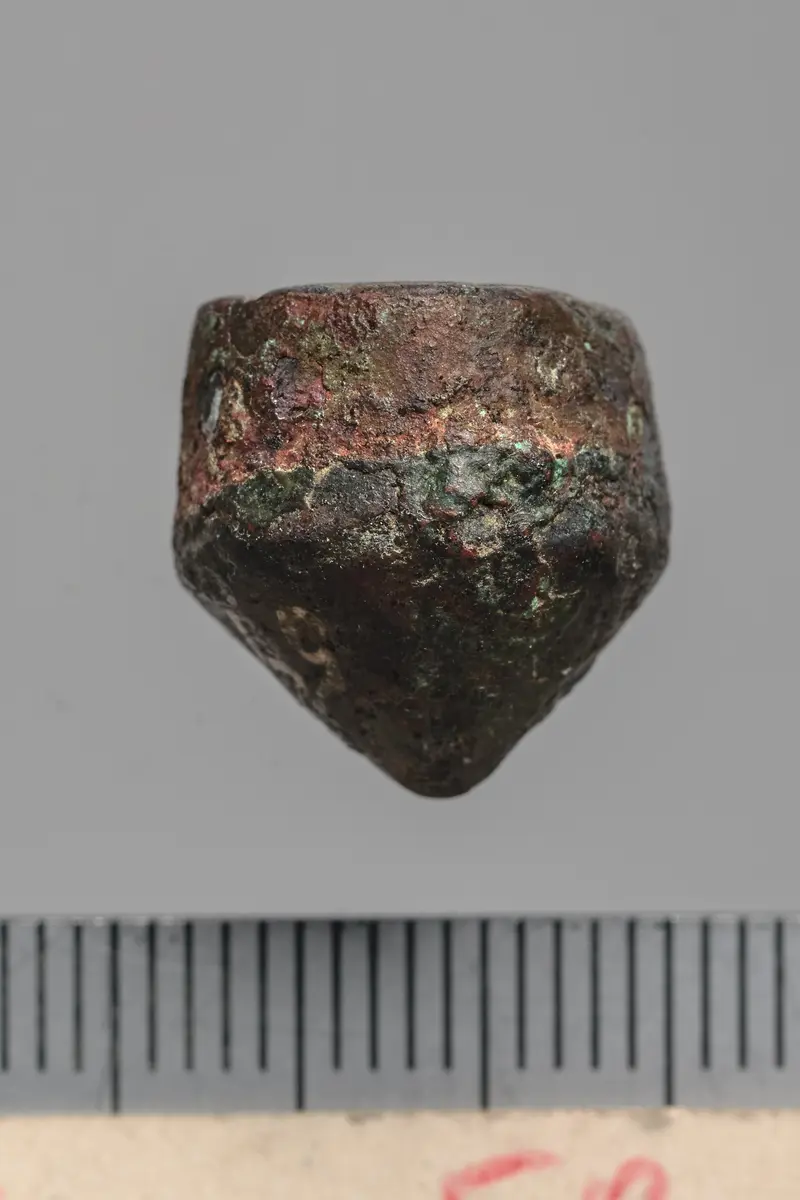 Kegelförmiges Objekt mit Inschrift