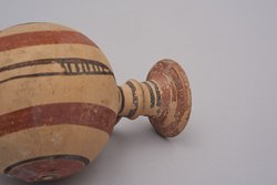 Aryballos der Bichrome IV Ware