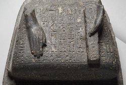 Unterteil einer Schreiberstatue des Imen-mes