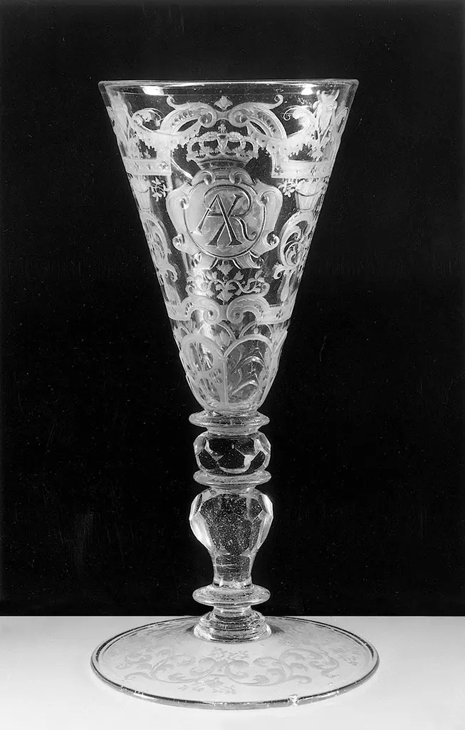 Kelchglas mit gekröntem Monogramm