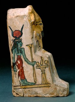 Obeliskenförmiger Behälter mit Osirisfigur