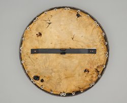 Rundschild aus einem All'antica-Ensemble mit Sturmhaube (A 1348)