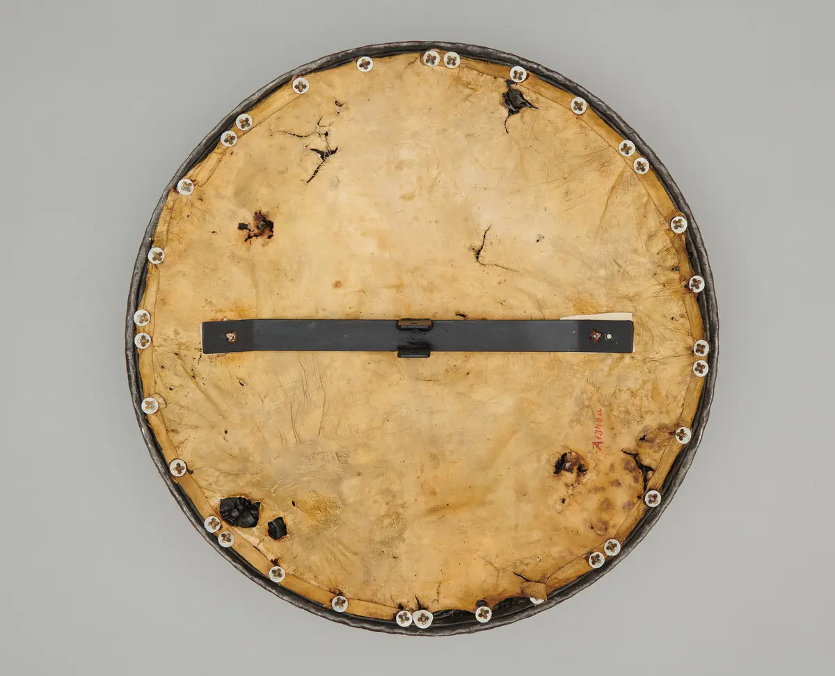 Rundschild aus einem All'antica-Ensemble mit Sturmhaube (A 1348)