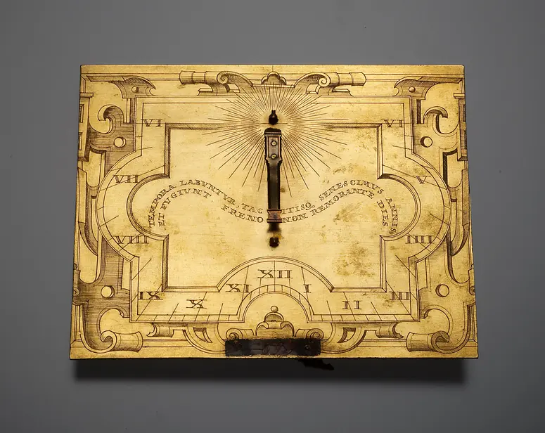 Vertikale Sonnenuhr (Höhensonnenuhr) und Tafel zur Umwandlung der Stundenarten