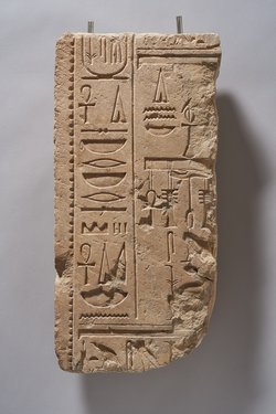 Reliefbruchstück mit dem Namen des Cha-em-waset