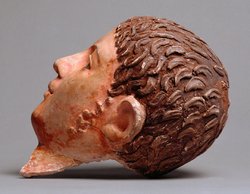 Kopf vom Stucksarg eines jungen Mannes