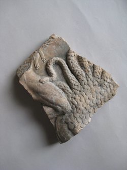 Fragment einer Platte mit Kampf des Herakles gegen die Hydra: Linkes Bein des Herakles und Leib der Hydra