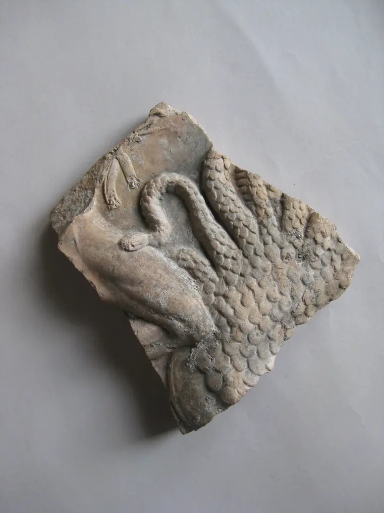 Fragment einer Platte mit Kampf des Herakles gegen die Hydra: Linkes Bein des Herakles und Leib der Hydra