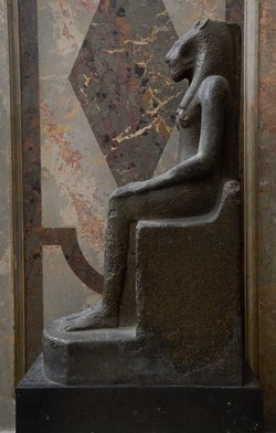 Sitzstatue der Göttin Sachmet