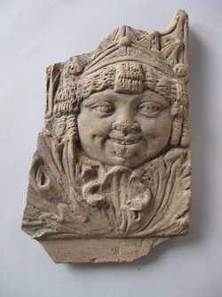 Fragment einer Krönung: Gorgoneion