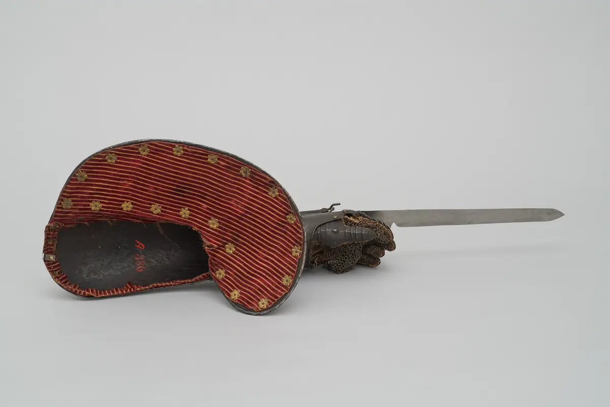 Handschuh mit halbem Schild und klappbarer Klinge