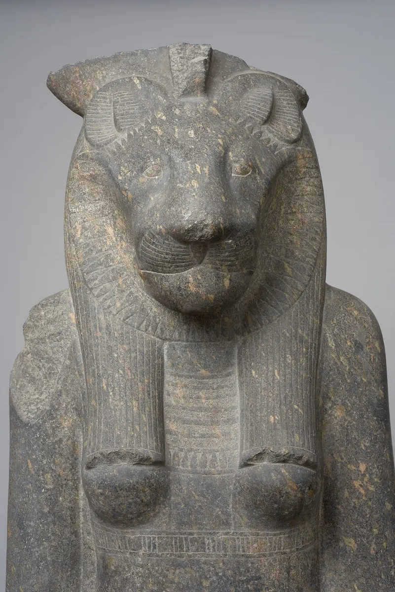 Sitzstatue der Göttin Sachmet