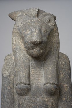Sitzstatue der Göttin Sachmet