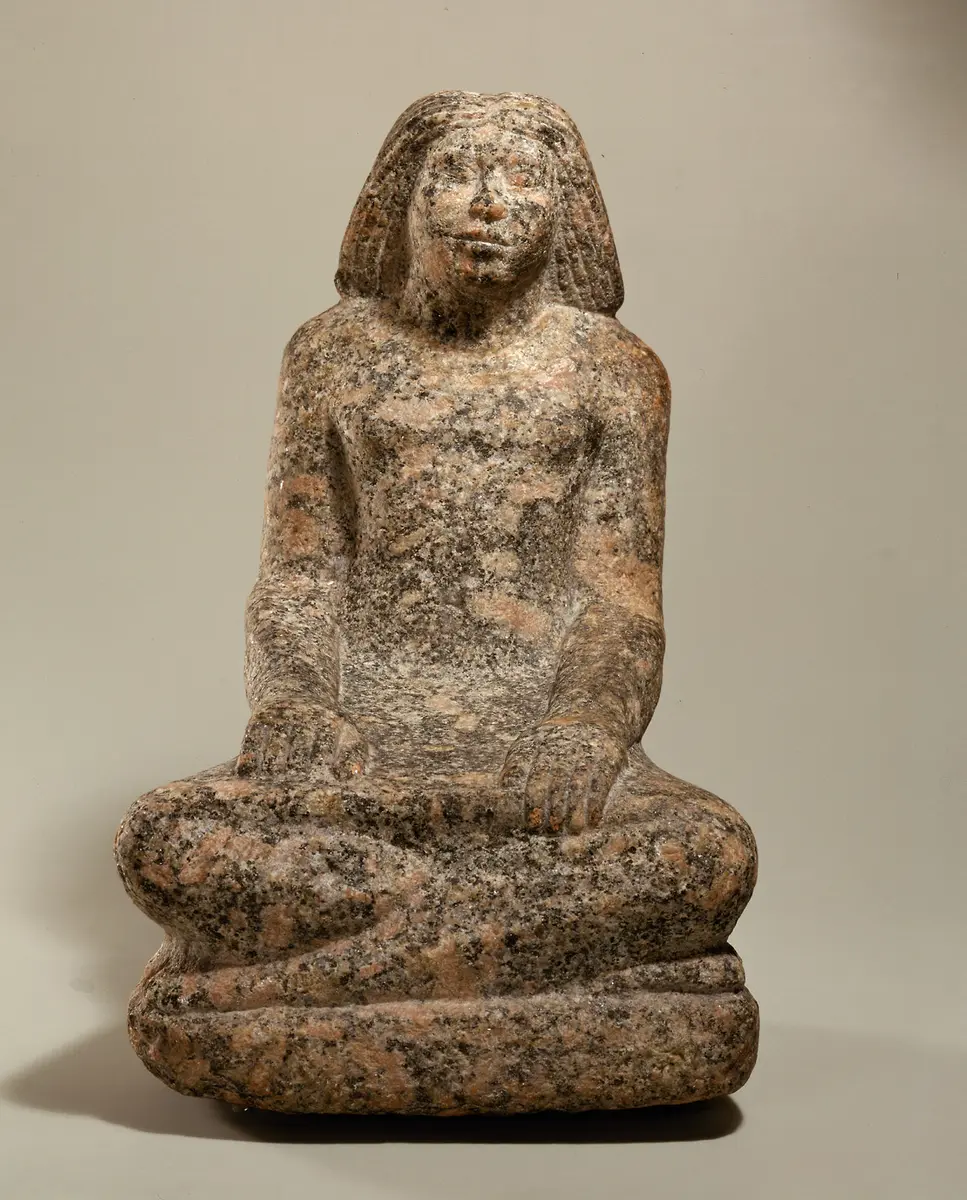 Statue eines Mannes im Schreibersitz
